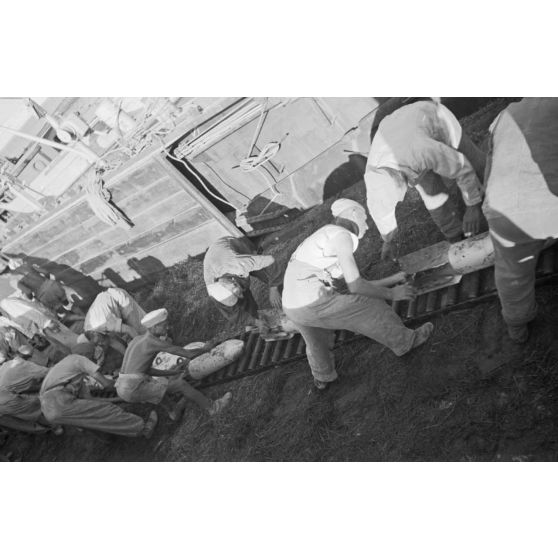 Dans le port de Marsa Matruh, le déchargement du ravitaillement de l'Axe par des prisonniers anglais et néo-zélandais.
