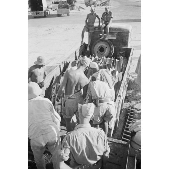 Dans le port de Marsa Matruh, le déchargement du ravitaillement de l'Axe par des prisonniers anglais et néo-zélandais.