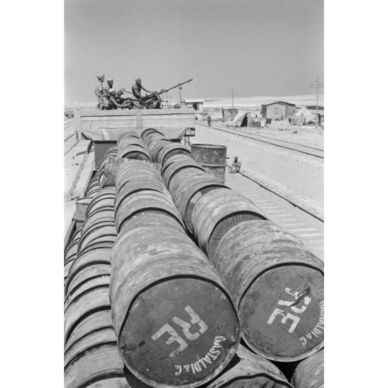 En Egypte, le ravitaillement arrive à la gare de Similla (Ismaïlia ou Simla Alam Al-Rum), des militaires italiens sont présents.