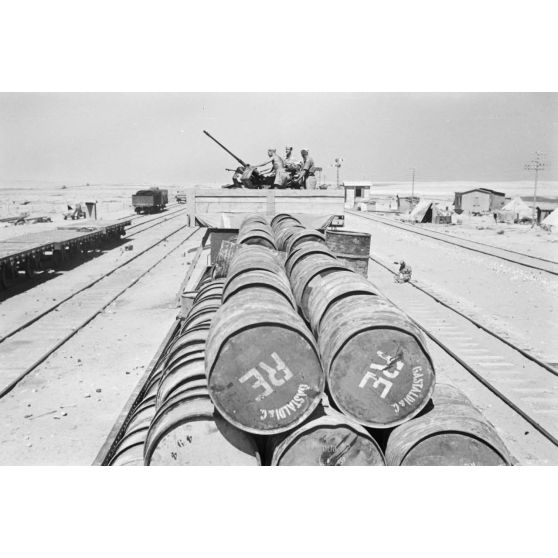 En Egypte, le ravitaillement arrive à la gare de Similla (Ismaïlia ou Simla Alam Al-Rum), des militaires italiens sont présents.