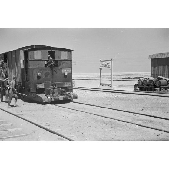 En Egypte, le ravitaillement arrive à la gare de Similla (Ismaïlia ou Simla Alam Al-Rum), des militaires italiens sont présents.
