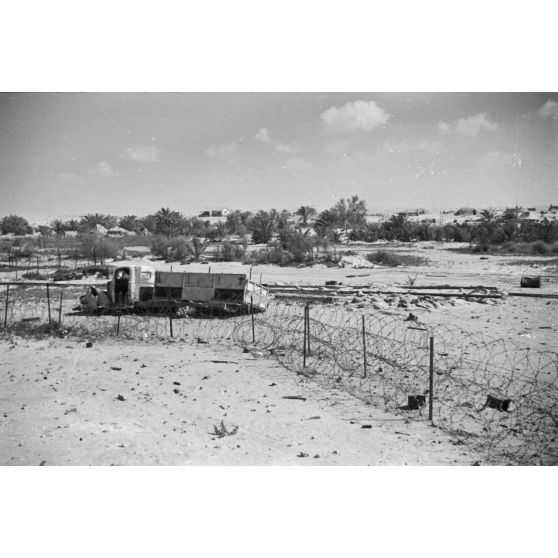 La gare de  Similla (Ismaïlia ou Simla Alam Al-Rum) protégée par un réseau de barbelés.