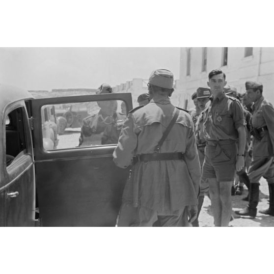 Le Duce quitte l'hôpital militaire de Derna pour aller inspecter un camp de prisonniers de guerre où 6 000 britanniques sont retenus.