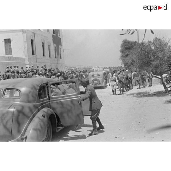 Le Duce quitte l'hôpital militaire de Derna pour aller inspecter un camp de prisonniers de guerre où 6 000 britanniques sont retenus.