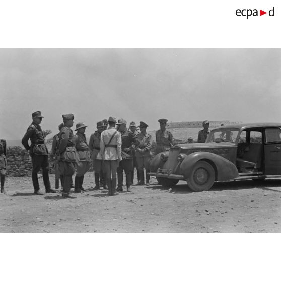 Le Duce quitte l'hôpital militaire de Derna pour aller inspecter un camp de prisonniers de guerre où 6 000 britanniques sont retenus.