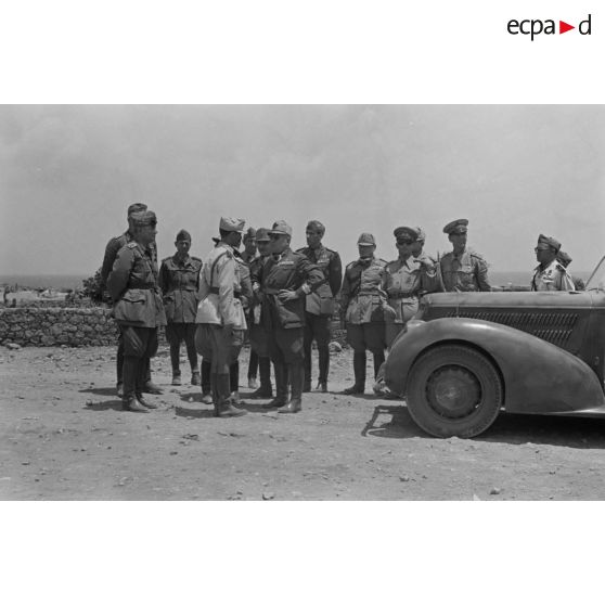 Rencontre avec l'officier commandant du camp de prisonniers de guerre où 6 000 britanniques sont retenus.