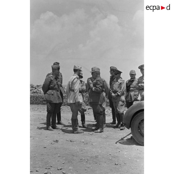 Rencontre avec l'officier commandant du camp de prisonniers de guerre où 6 000 britanniques sont retenus.