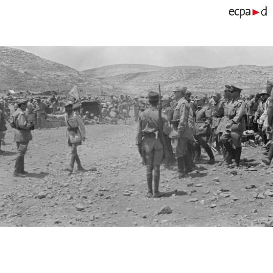 A Derna, le Duce et son état-major inspectent le camp de prisonniers britannique.