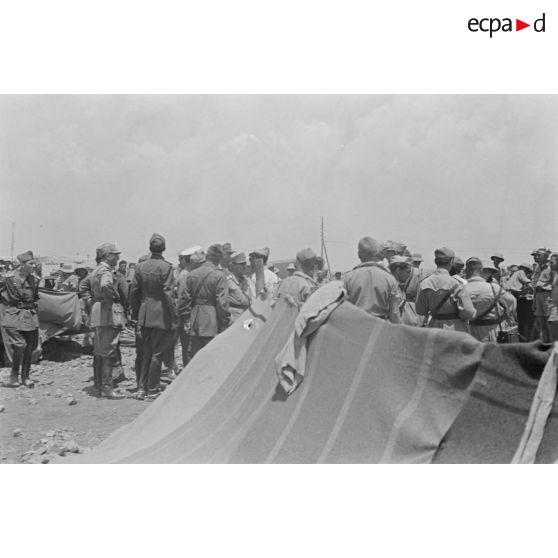 A Derna, le Duce et son état-major inspectent le camp de prisonniers britannique.