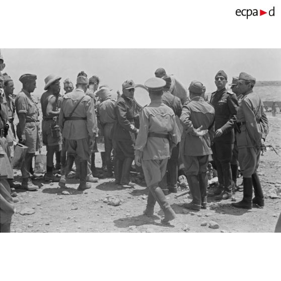 A Derna, le Duce et son état-major inspectent le camp de prisonniers britannique.