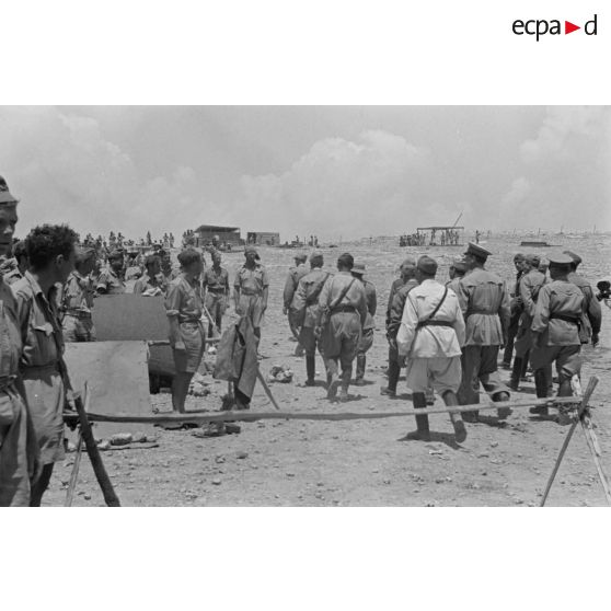 A Derna, le Duce et son état-major inspectent le camp de prisonniers britannique.