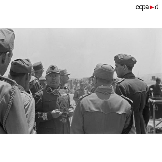 Benito Mussolini s'entretient avec le commandant du camp de prisonniers britannique de Derna.