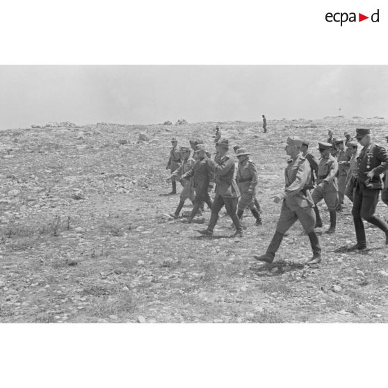 Lors de la visite du camp de prisonniers britannique de Derna, le Duce est accompagné des maréchaux Bastico et Cavallero ainsi que du général allemand Enno von Rintelen, attaché militaire allemand à Rome.