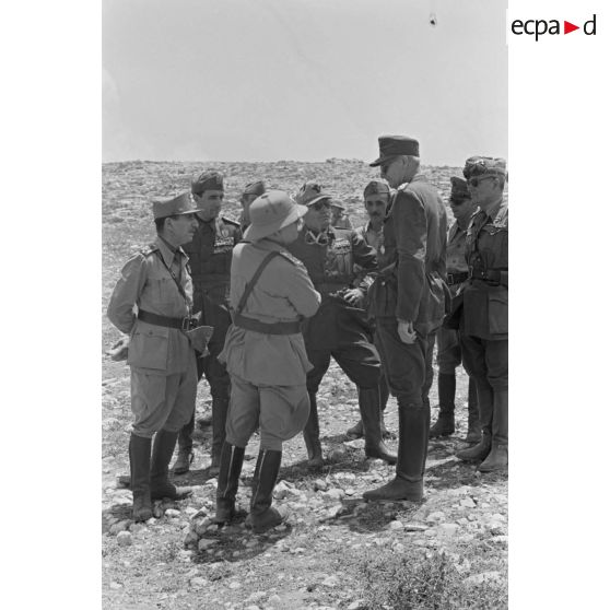Lors de la visite du camp de prisonniers britannique de Derna, le Duce est accompagné des maréchaux Bastico et Cavallero ainsi que du général allemand Enno von Rintelen, attaché militaire allemand à Rome.