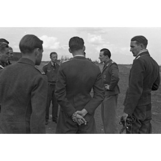 Sur le terrain de Villacoublay-Nord, des pilotes du Jagdfliegerschule 5.