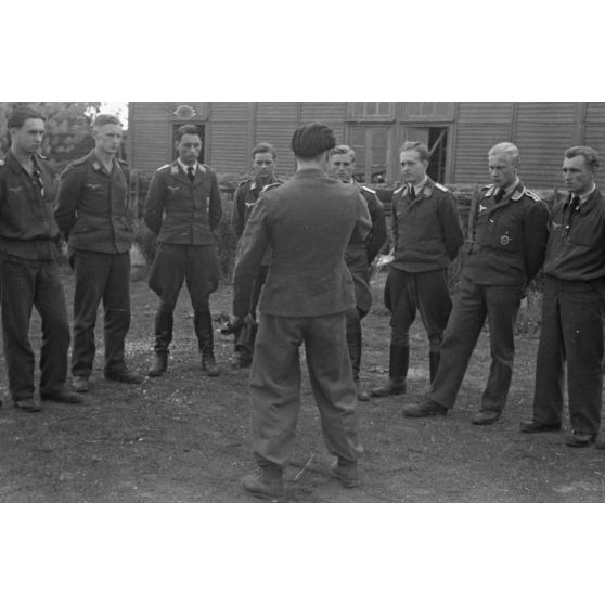 Sur le terrain de Villacoublay-Nord, des pilotes du Jagdfliegerschule 5.