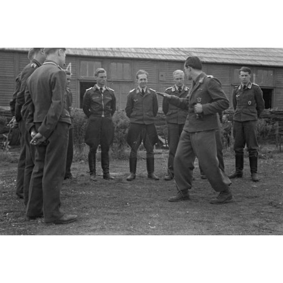 Sur le terrain de Villacoublay-Nord, des pilotes du Jagdfliegerschule 5.