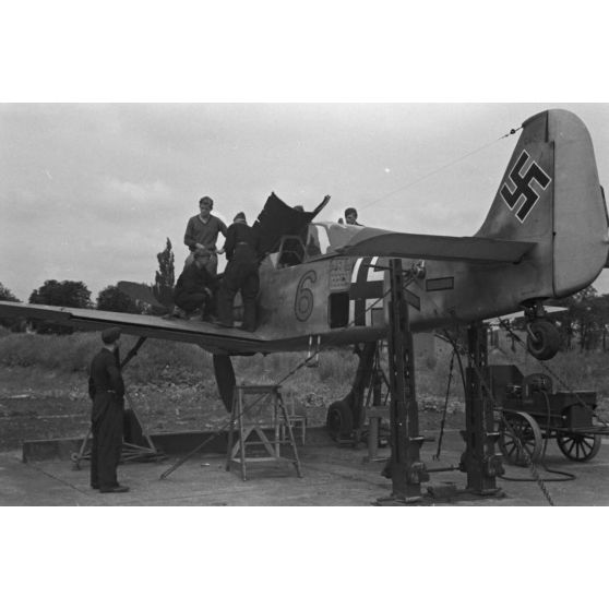 Réglage des armes de bord d'un chasseur Focke-Wulf Fw-190 codé 6 appartenant au Jagdfliegerschule 5.