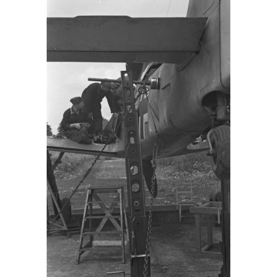 Réglage des armes de bord d'un chasseur Focke-Wulf Fw-190 codé 6 appartenant au Jagdfliegerschule 5.