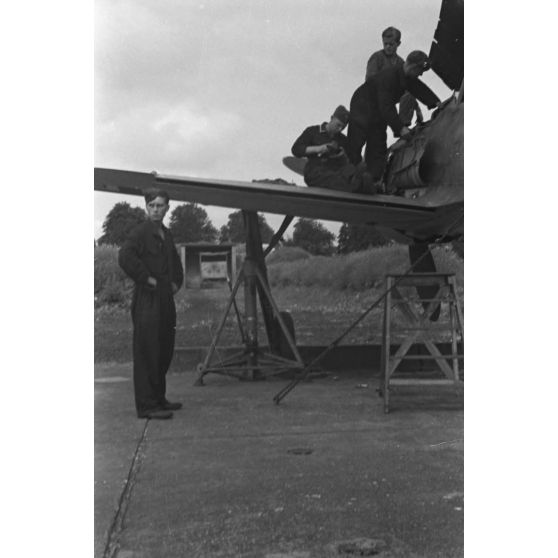 Réglage des armes de bord d'un chasseur Focke-Wulf Fw-190 codé 6 appartenant au Jagdfliegerschule 5.