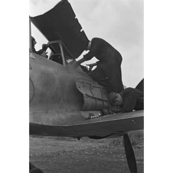 Réglage des armes de bord d'un chasseur Focke-Wulf Fw-190 codé 6 appartenant au Jagdfliegerschule 5.