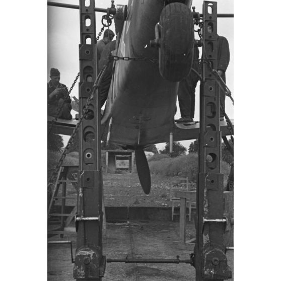 Réglage des armes de bord d'un chasseur Focke-Wulf Fw-190 codé 6 appartenant au Jagdfliegerschule 5.