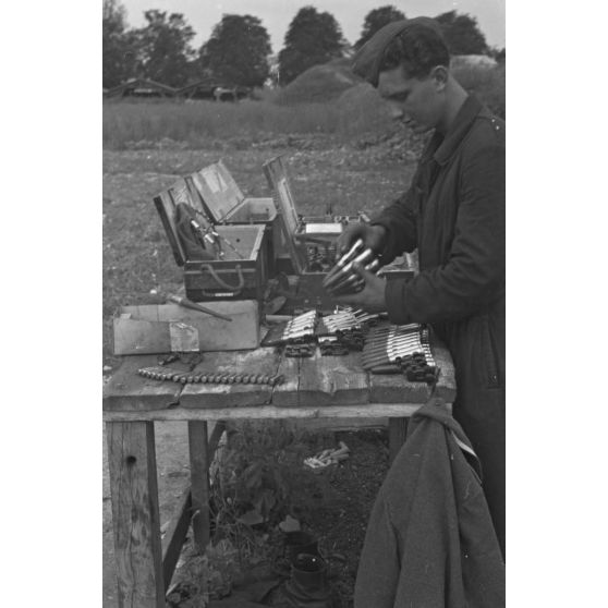 Réglage des armes de bord d'un chasseur Focke-Wulf Fw-190 codé 6 appartenant au Jagdfliegerschule 5.