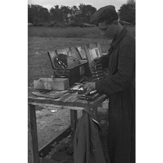 Réglage des armes de bord d'un chasseur Focke-Wulf Fw-190 codé 6 appartenant au Jagdfliegerschule 5.