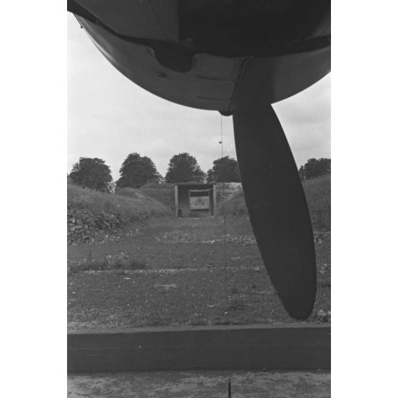 Réglage des armes de bord d'un chasseur Focke-Wulf Fw-190 codé 6 appartenant au Jagdfliegerschule 5.