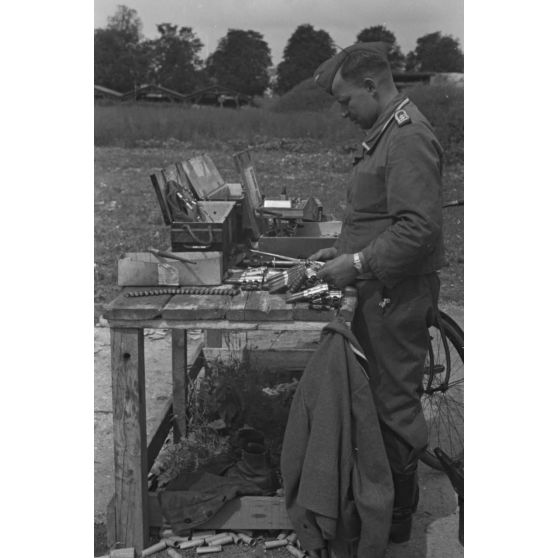 Réglage des armes de bord d'un chasseur Focke-Wulf Fw-190 codé 6 appartenant au Jagdfliegerschule 5.
