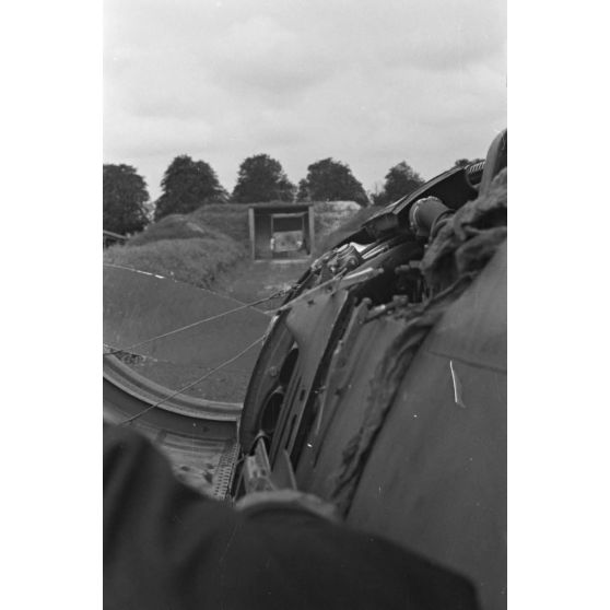 Réglage des armes de bord d'un chasseur Focke-Wulf Fw-190 codé 6 appartenant au Jagdfliegerschule 5.