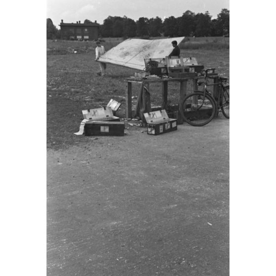 Réglage des armes de bord d'un chasseur Focke-Wulf Fw-190 codé 6 appartenant au Jagdfliegerschule 5.