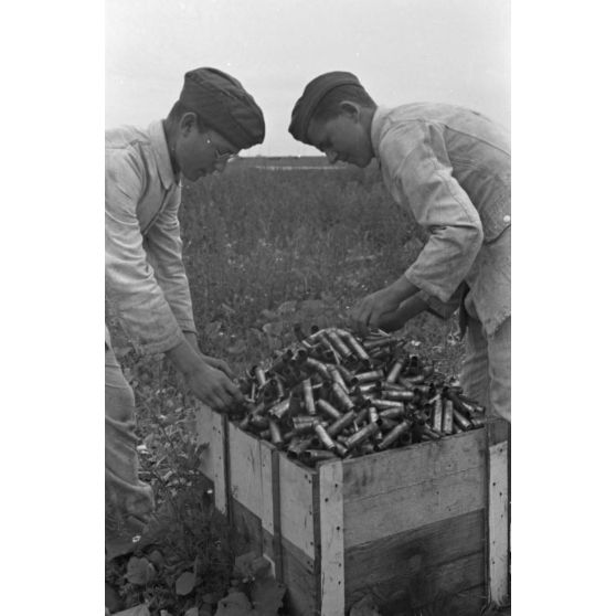 Réglage des armes de bord d'un chasseur Focke-Wulf Fw-190 codé 6 appartenant au Jagdfliegerschule 5.