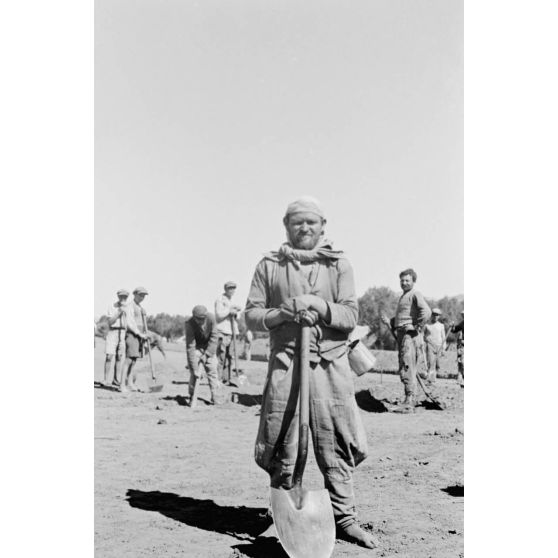 Sur le terrain d'aviation de Kastelli, en Crète, des ouvriers crétois travaillent à l'agrandissement de l'aérodrome.