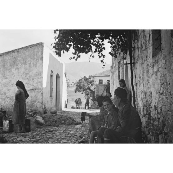 Les habitants de Xidas (Crète) devant leur maison.