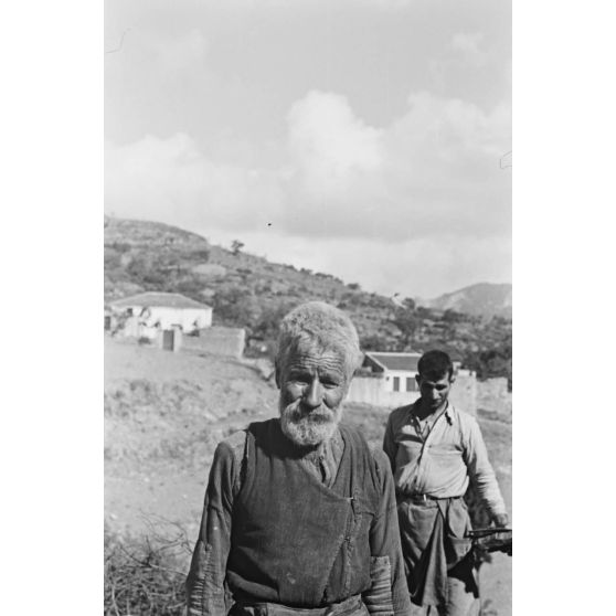 Un habitant de Xidas âgé de 95 ans occupé dans les champs du village. [légende d'origine]