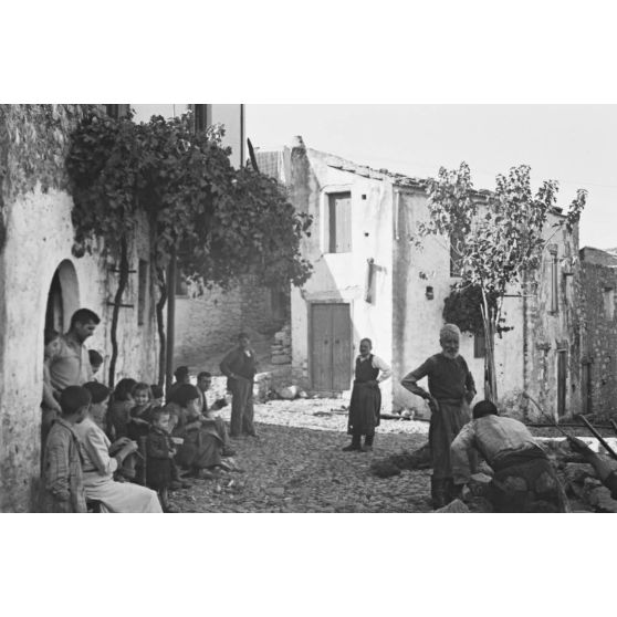 Les habitants de Xidas (Crète) devant leur maison.