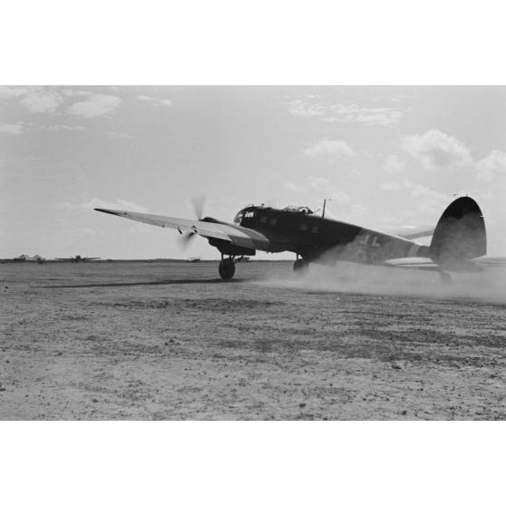 Décollage d'un bombardier Heinkel He-111 depuis la base de Mersa Matruh.