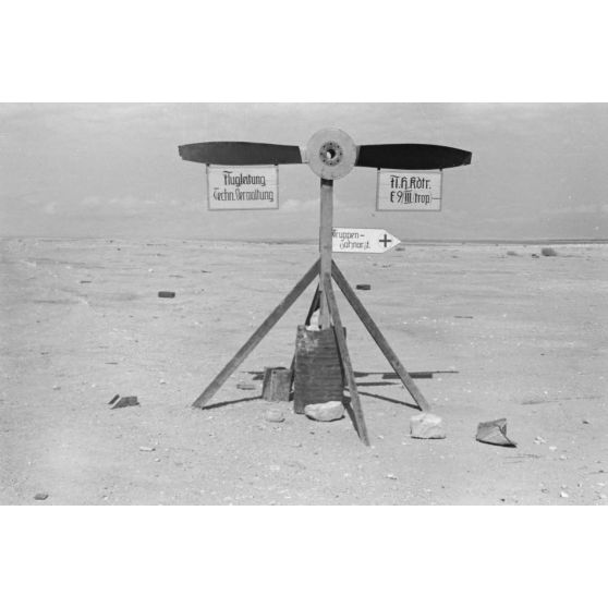 Entre Mersa Matruh et El Daban, une hélice anglaise comme panneau indicateur.