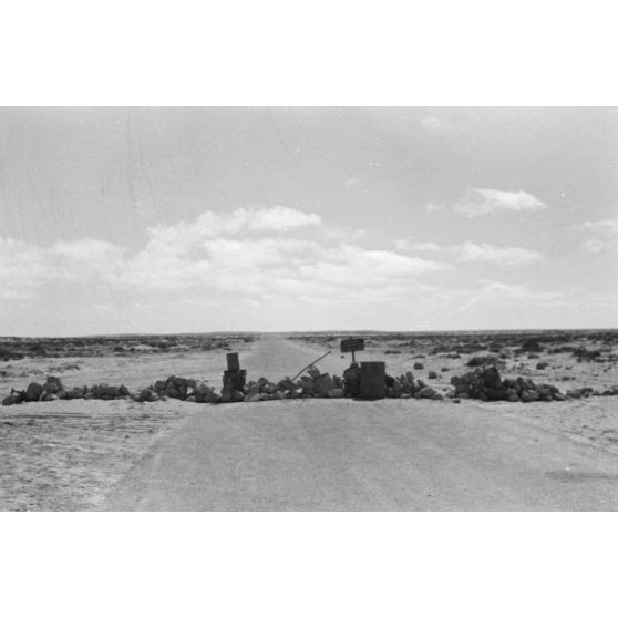 En Egypte, le front d'El Alamein se trouve à 5 kilomètres après de cette barricade.