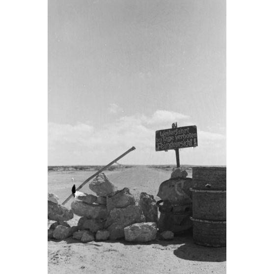 En Egypte, le front d'El Alamein se trouve à 5 kilomètres après de cette barricade.