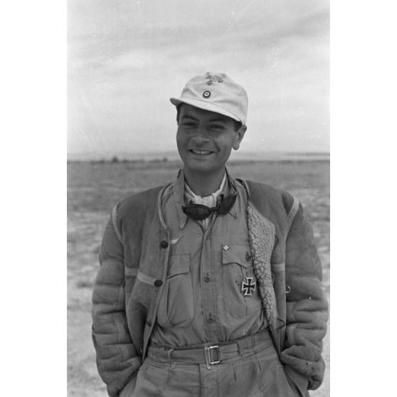 En Egypte, à 100 kilomètres du front d'El Alamein, l'adjudant (Feldwebel) Hans Gross récemment décoré de la croix de fer de 1re classe (Eiserne Kreuz 1.Klasse).