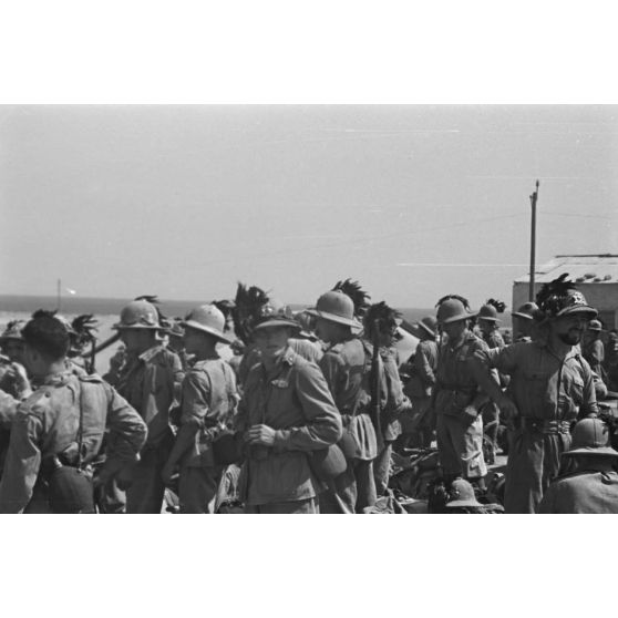 A Maleme (Crète), des fantassins italiens viennent de quitter le terrain d'aviation de la Luftwaffe où des avions de transport Junkers Ju-52 viennent de les déposer.