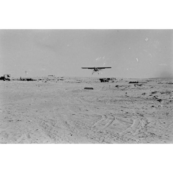 Le général des forces aériennes allemandes (Fliegerführer Afrika), Hans Seidemann se pose à bord d'un Fi-156 "Storch".