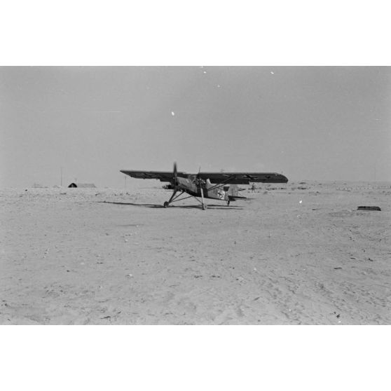 Le général des forces aériennes allemandes (Fliegerführer Afrika), Hans Seidemann se pose à bord d'un Fi-156 "Storch".