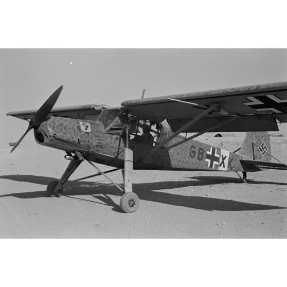 Le général des forces aériennes allemandes (Fliegerführer Afrika), Hans Seidemann se pose à bord d'un Fi-156 "Storch".