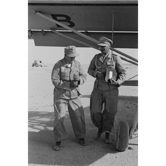 Le général Hans Seidemann et son officier d'état-major sous l'aile de l'avion de liaison Fi-156 Storch.