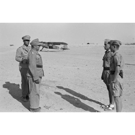 Le général Hans Seidemann félicite les deux récipiendaires de la croix de chevalier de la croix de fer (Ritterkreuz).