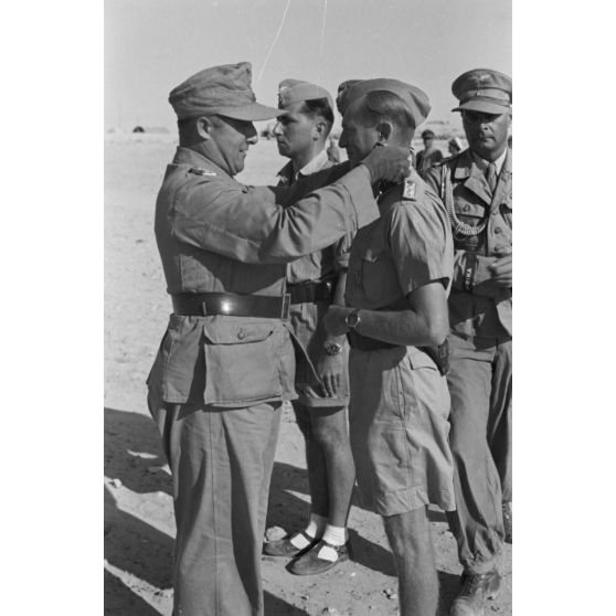 Le général Hans Seidemann remet la croix de chevalier de la croix de fer (Ritterkreuz) au capitaine (Hauptmann) Bernhard Hamester.