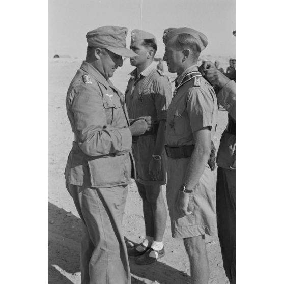 Le général Hans Seidemann remet la croix de chevalier de la croix de fer (Ritterkreuz) au capitaine (Hauptmann) Bernhard Hamester.